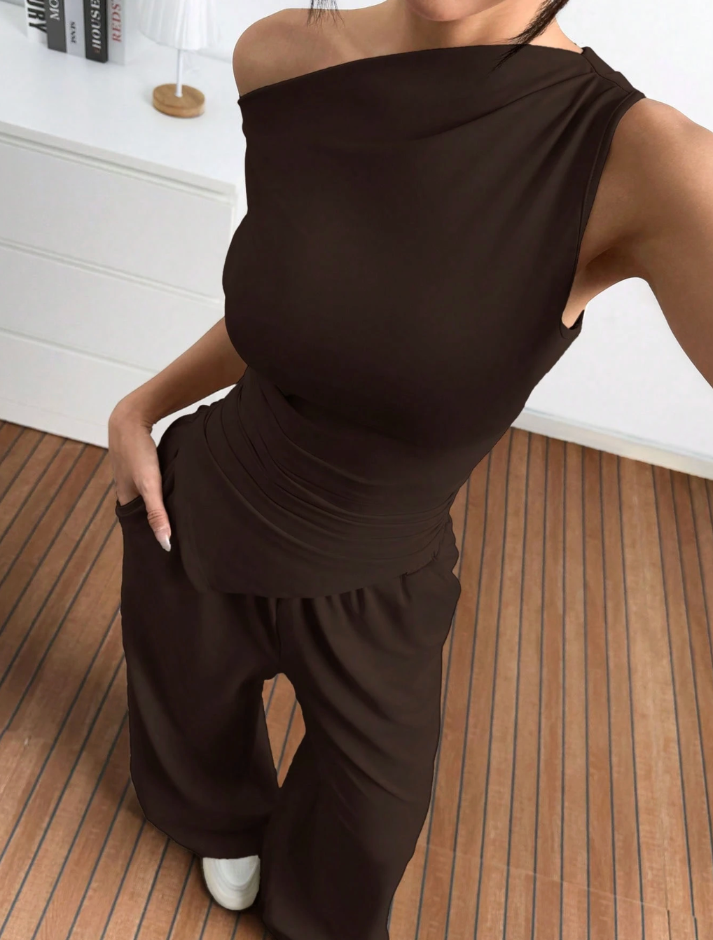 Set Asymmetric Edge - Sleek. Modern. Monochromatic.